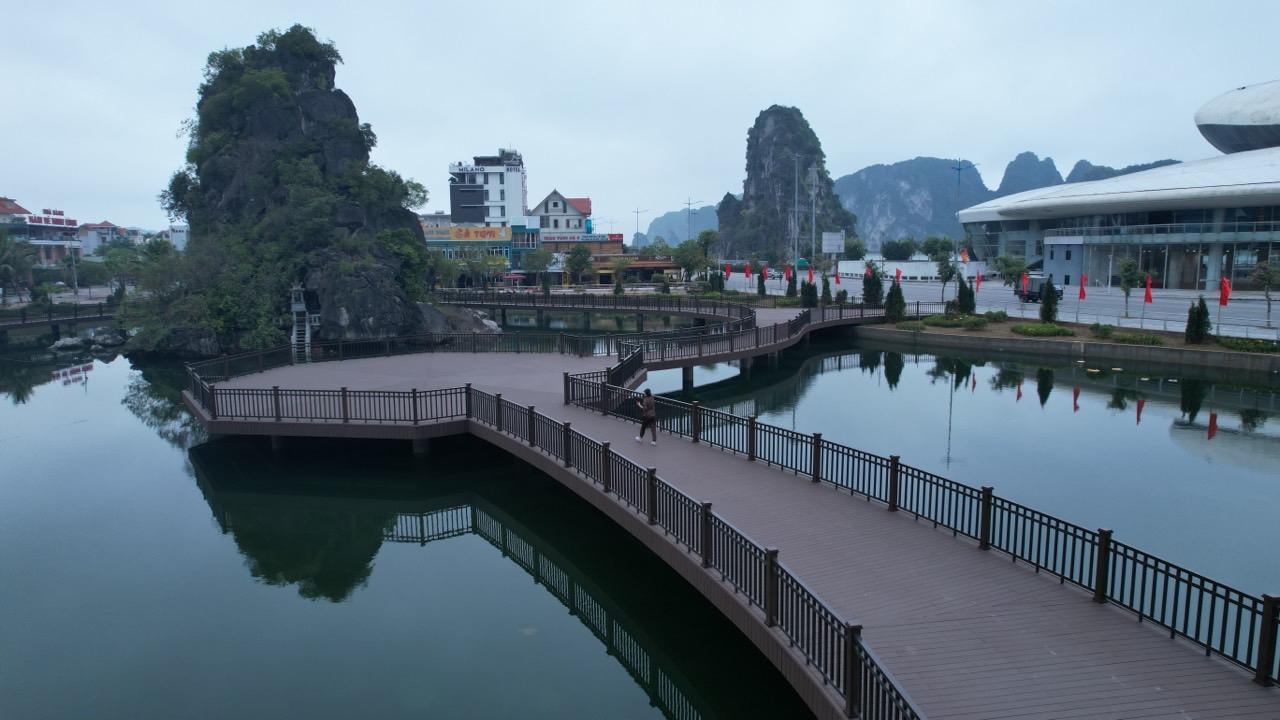Quảng Ninh: Ấn tượng cây cầu bao quanh hòn non bộ khổng lồ ở Hạ Long - Ảnh 8.