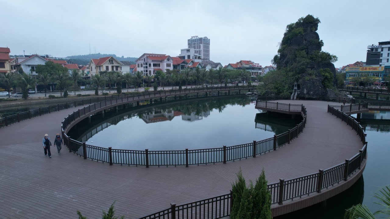 Quảng Ninh: Ấn tượng cây cầu bao quanh hòn non bộ khổng lồ ở Hạ Long - Ảnh 4.