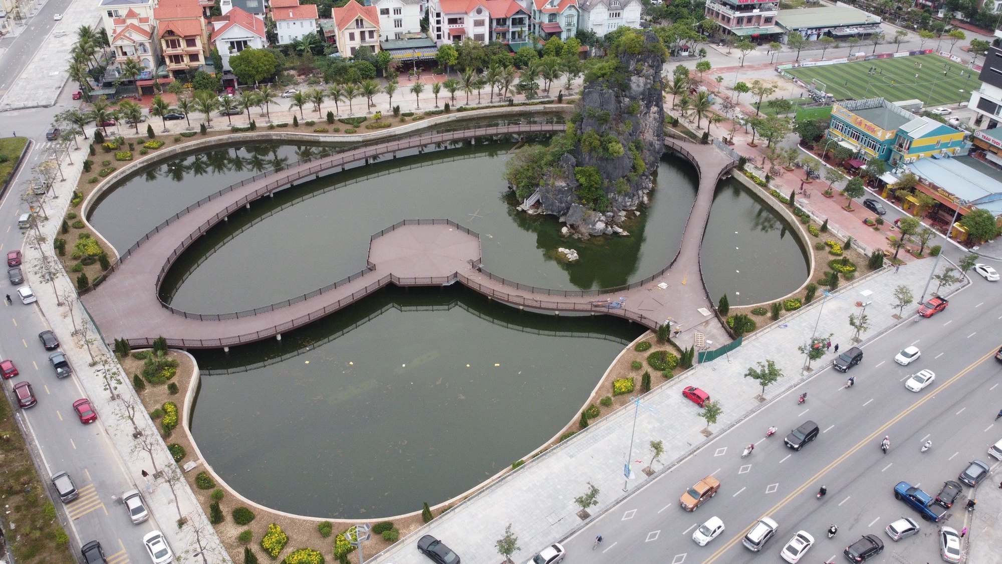Quảng Ninh: Ấn tượng cây cầu bao quanh hòn non bộ khổng lồ ở Hạ Long - Ảnh 1.