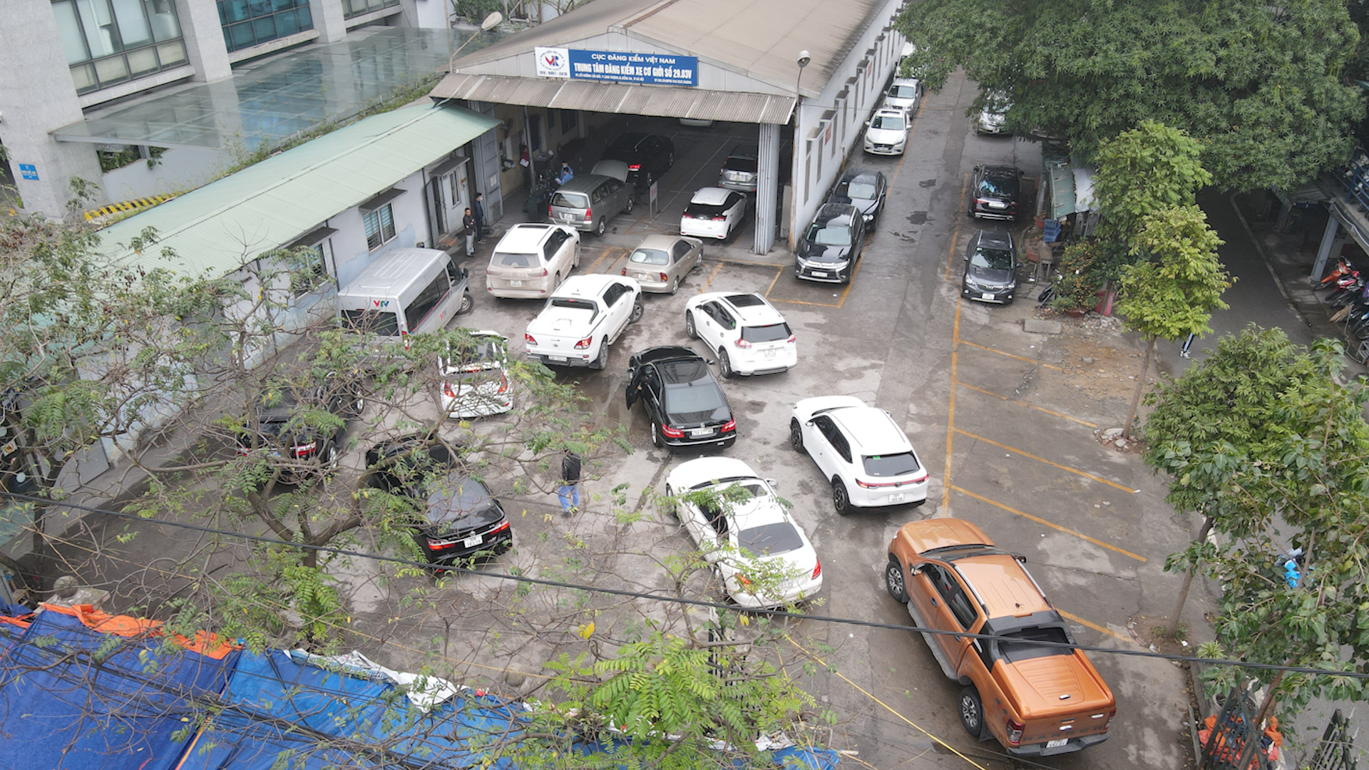 Các trung tâm đăng kiểm phương tiện ở Hà Nội đã không còn tình trạng kẹt cứng các ô tô như thời điểm trước tết.
