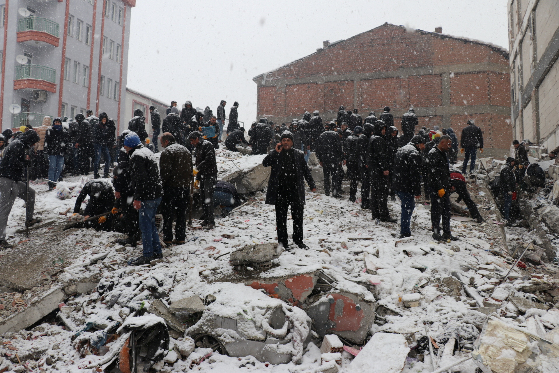 Lực lượng cứu hộ Thổ Nhĩ Kỳ nỗ lực tiếp cận nạn nhân động đất - Ảnh 1.