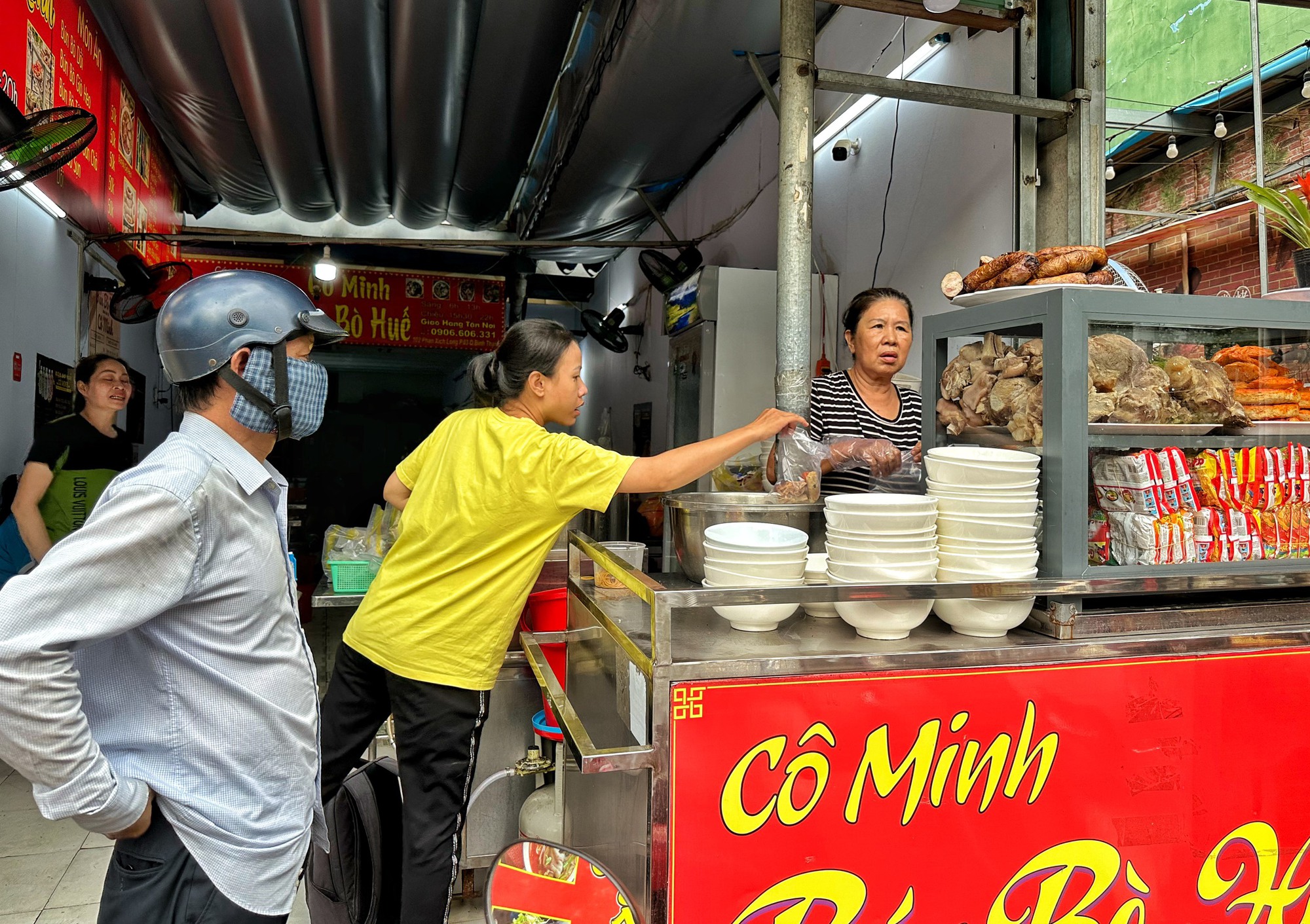 Quán bún bò dồi chiên độc lạ TP.HCM: Dời mặt bằng 7 lần, ‘càng dời càng phất’ - Ảnh 1.