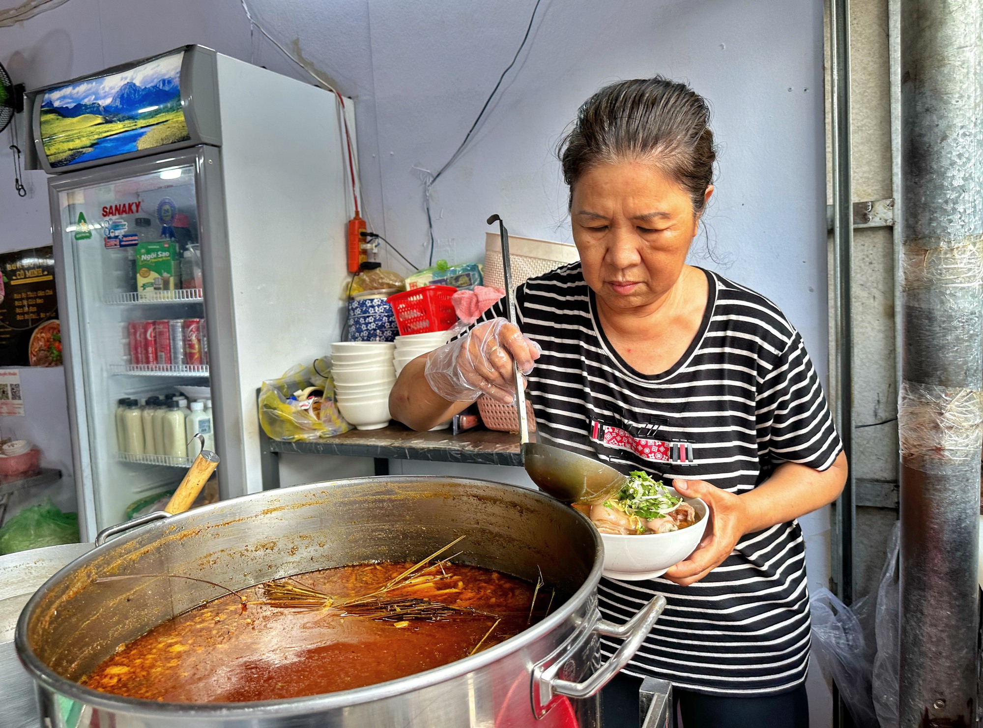 Quán bún bò dồi chiên độc lạ TP.HCM: Dời mặt bằng 7 lần, ‘càng dời càng phất’ - Ảnh 6.