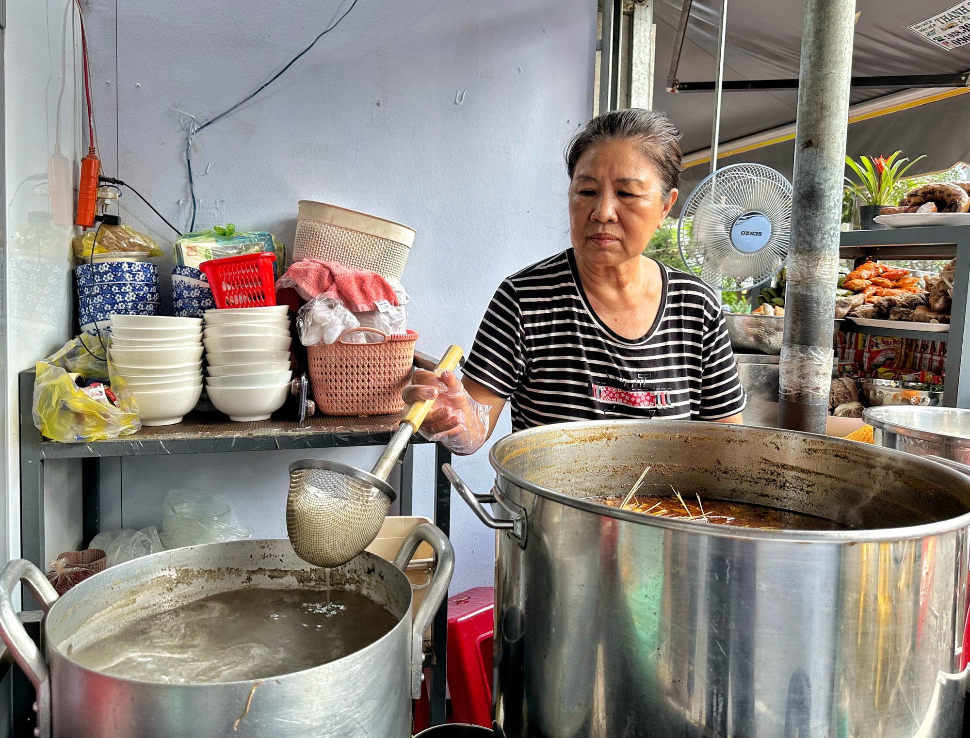 Quán bún bò dồi chiên độc lạ TP.HCM: Dời mặt bằng 7 lần, ‘càng dời càng phất’ - Ảnh 2.