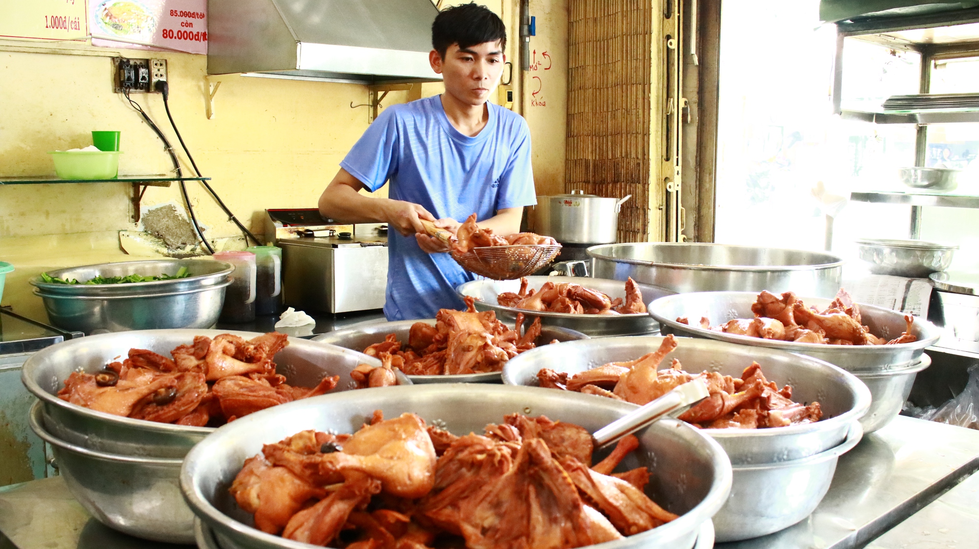 Quán mì vịt tiềm Thượng Hải luôn chuẩn bị 6 thau vịt mỗi ngày để đón lượng khách lớn đến quán
