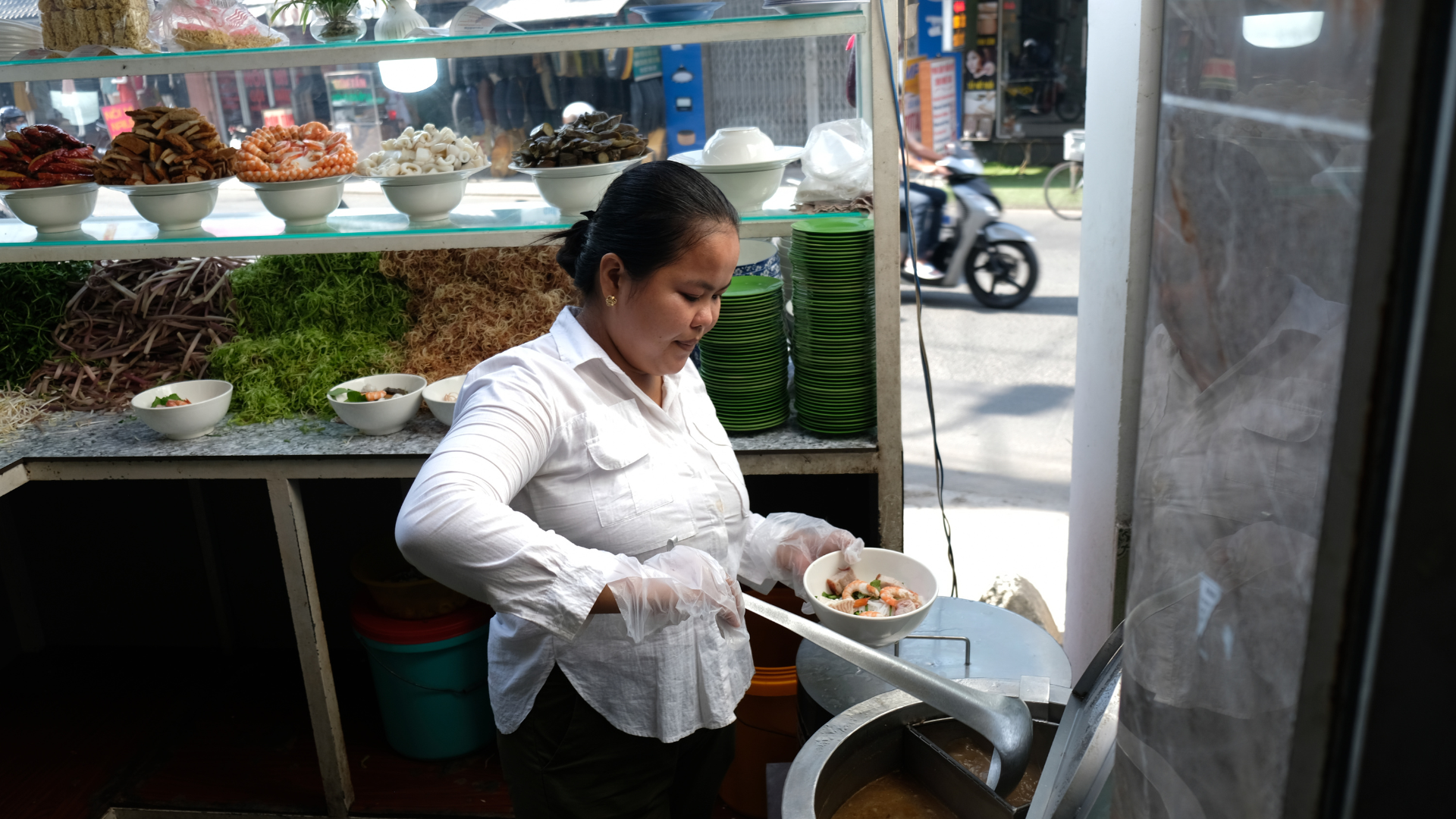 Bún mắm heo quay Khmer ăn kèm 10 loại rau sống ngon như thế nào? - Ảnh 1.