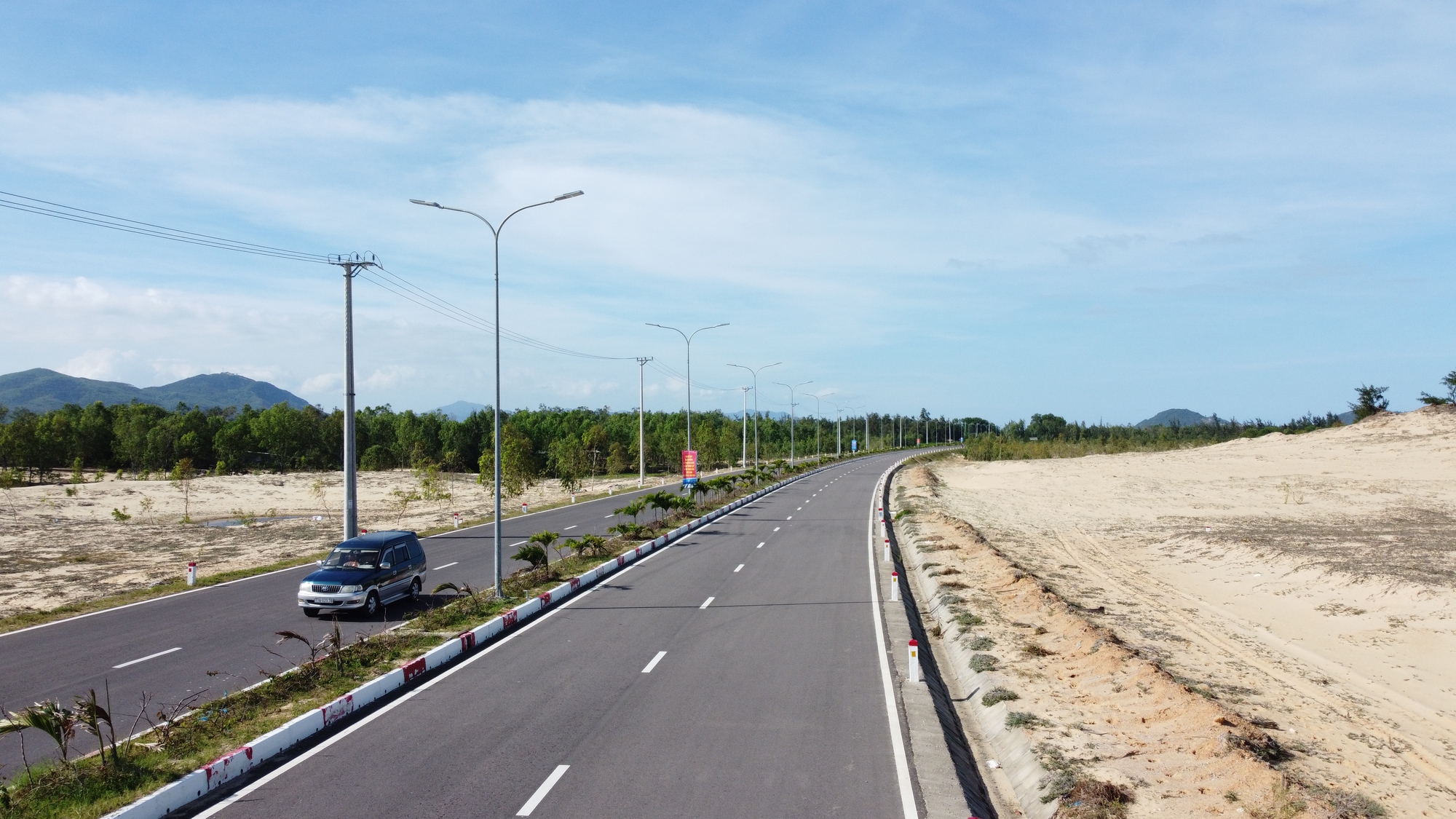 Cận cảnh tuyến đường ven biển ở Bình Định được Thủ tướng khen - Ảnh 2.