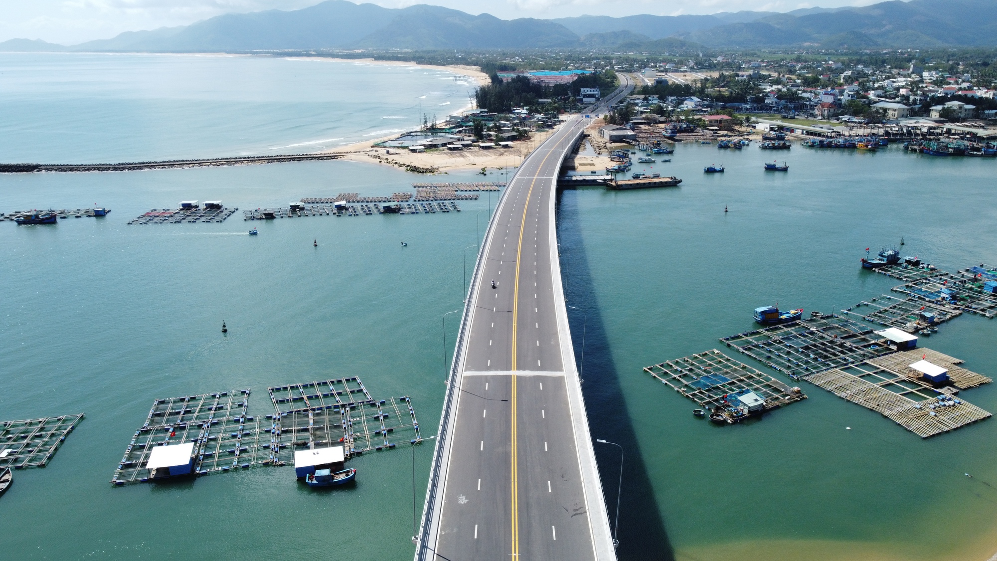 Cận cảnh tuyến đường ven biển ở Bình Định được Thủ tướng khen - Ảnh 8.