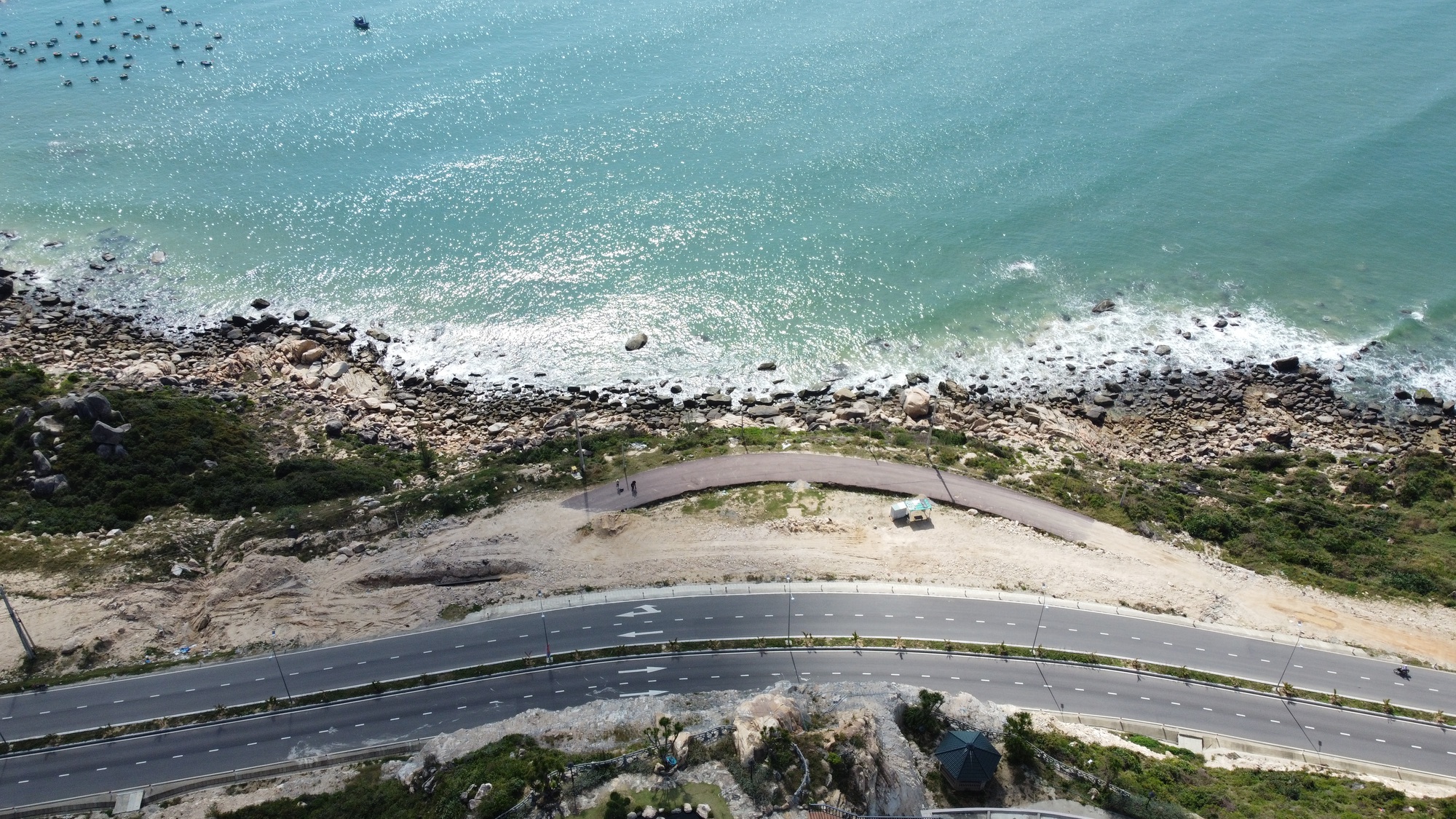 Cận cảnh tuyến đường ven biển ở Bình Định được Thủ tướng khen - Ảnh 3.