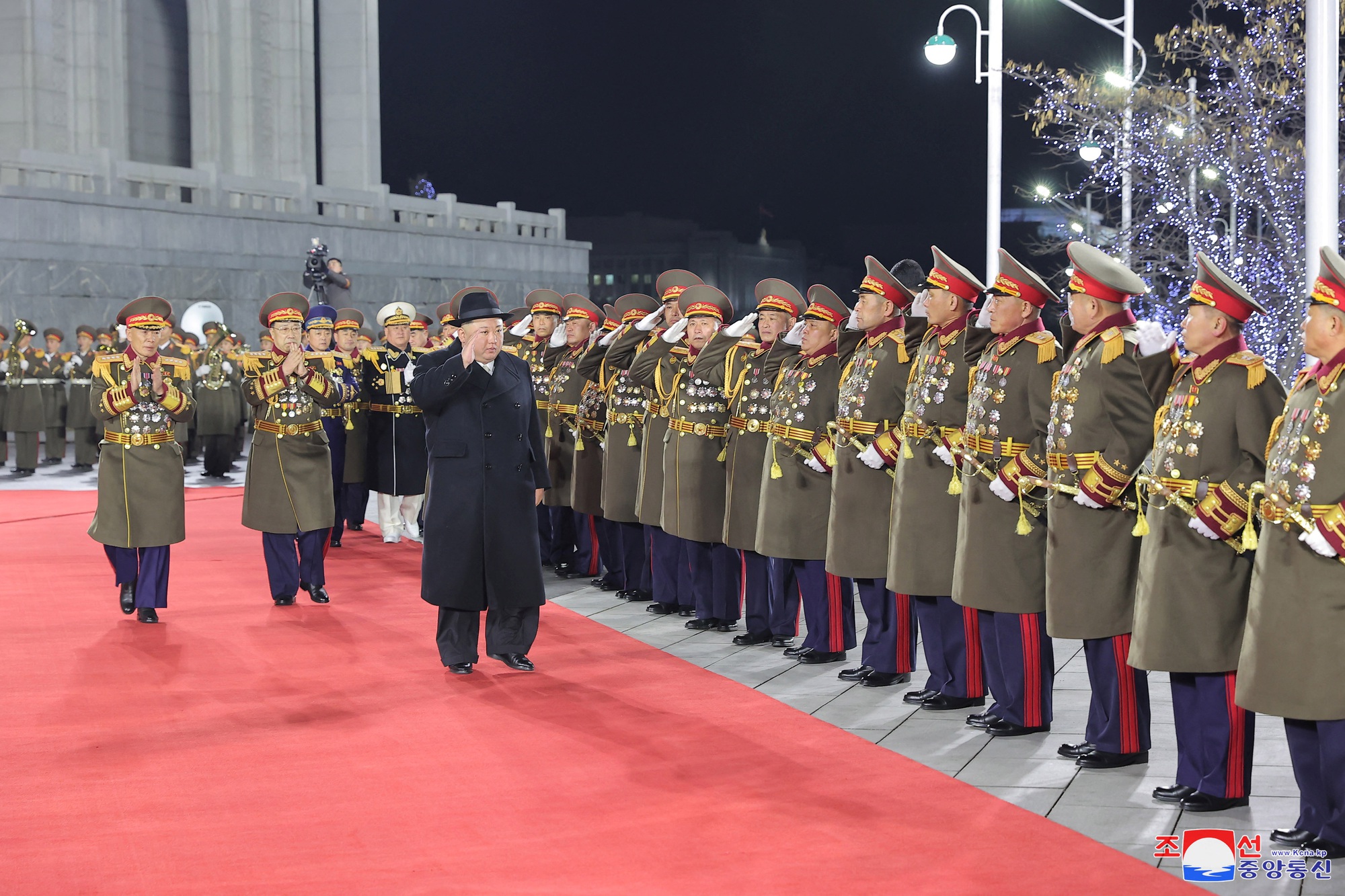 Chùm ảnh ông Kim Jong-un cùng phu nhân, con gái dự cuộc duyệt binh lớn - Ảnh 1.