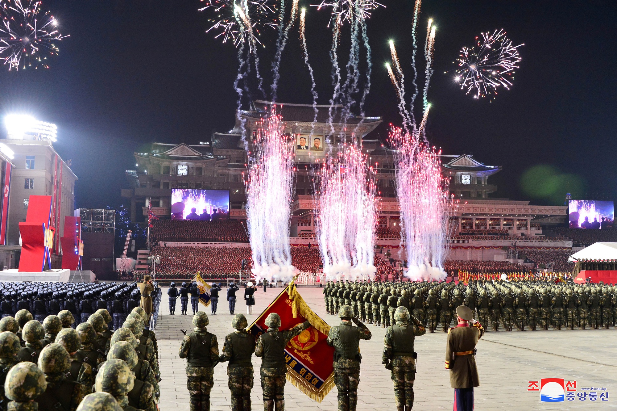 Chùm ảnh ông Kim Jong-un cùng phu nhân, con gái dự cuộc duyệt binh lớn - Ảnh 16.