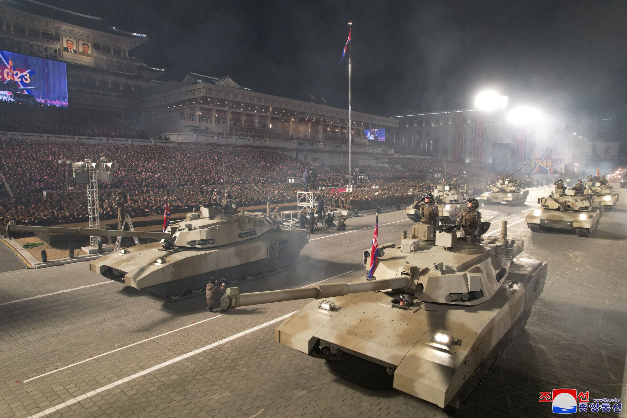 Chùm ảnh ông Kim Jong-un cùng phu nhân, con gái dự cuộc duyệt binh lớn - Ảnh 8.