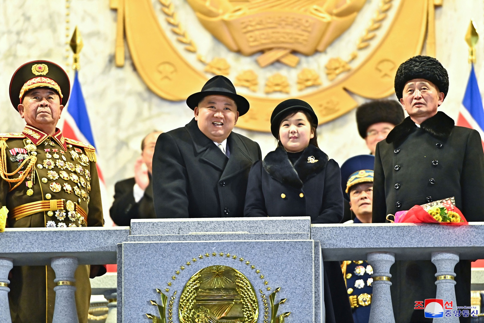 Chùm ảnh ông Kim Jong-un cùng phu nhân, con gái dự cuộc duyệt binh lớn - Ảnh 14.