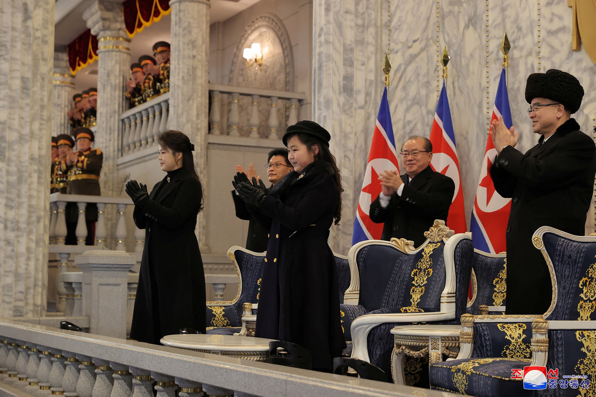 Chùm ảnh ông Kim Jong-un cùng phu nhân, con gái dự cuộc duyệt binh lớn - Ảnh 15.