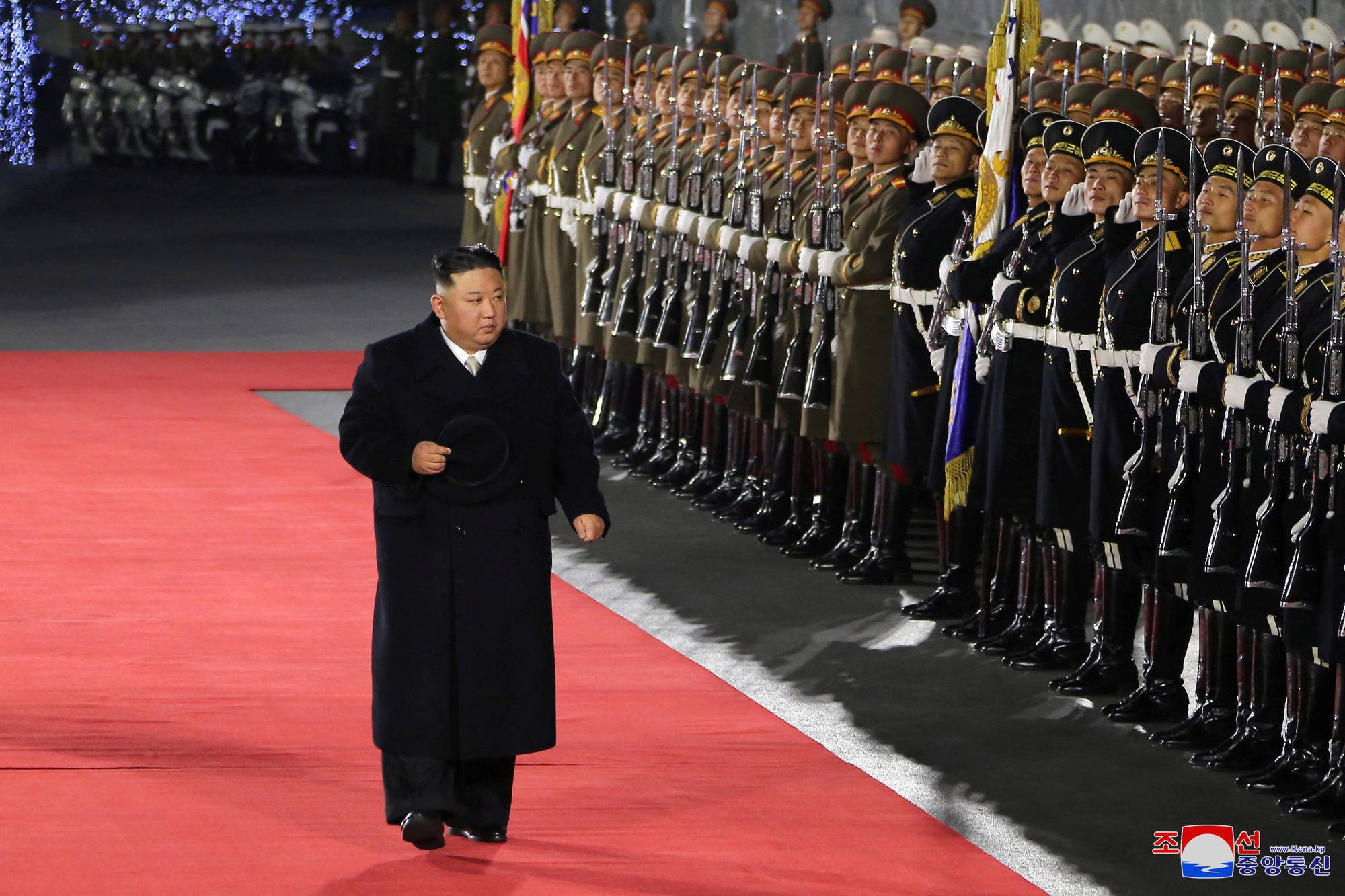 Chùm ảnh ông Kim Jong-un cùng phu nhân, con gái dự cuộc duyệt binh lớn - Ảnh 2.