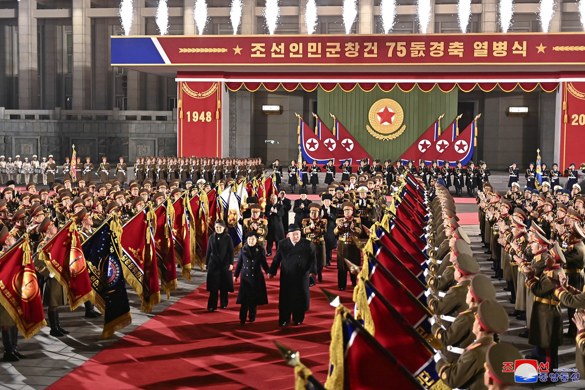 Chùm ảnh ông Kim Jong-un cùng phu nhân, con gái dự cuộc duyệt binh lớn - Ảnh 3.