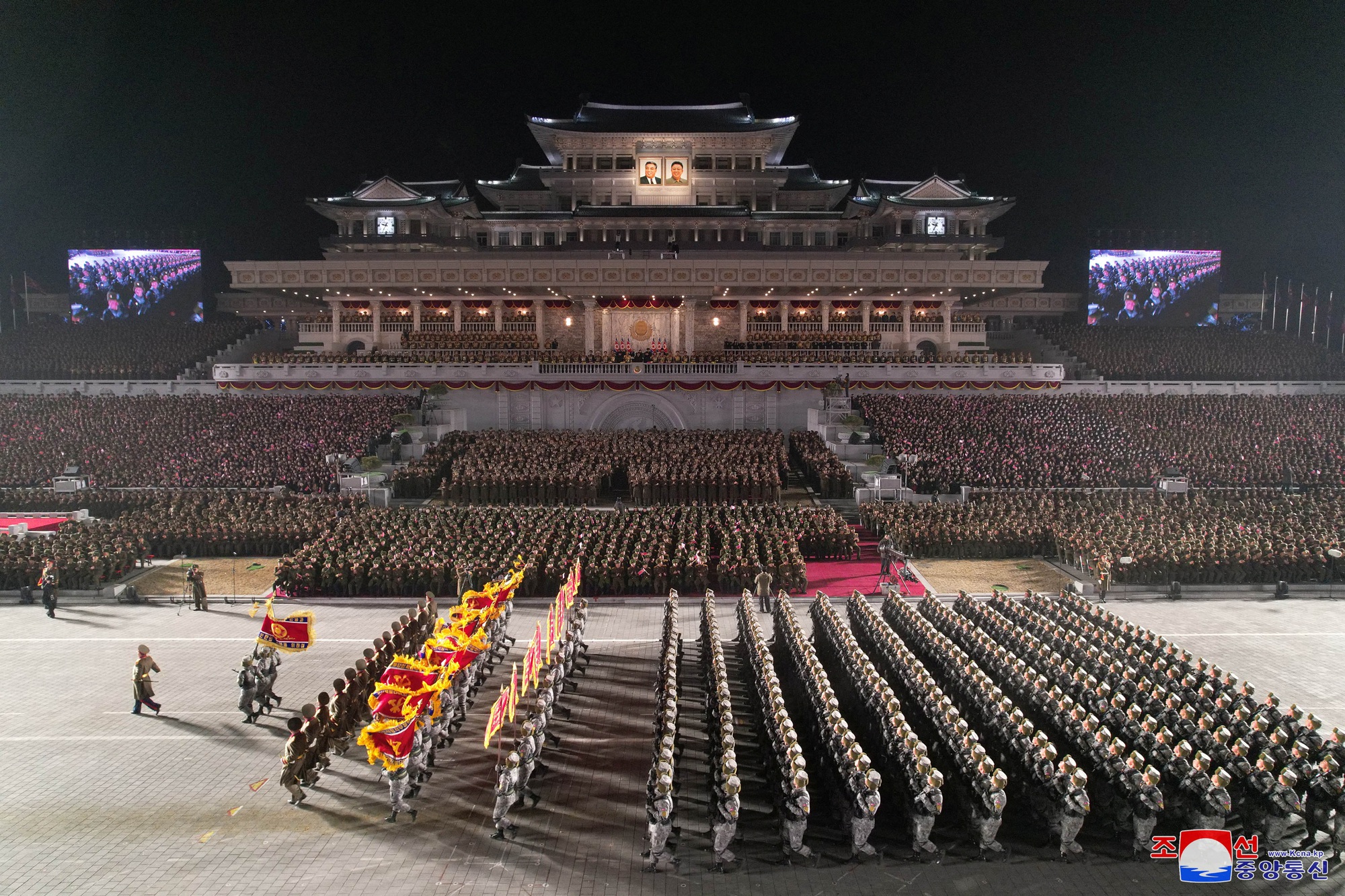 Chùm ảnh ông Kim Jong-un cùng phu nhân, con gái dự cuộc duyệt binh lớn - Ảnh 6.