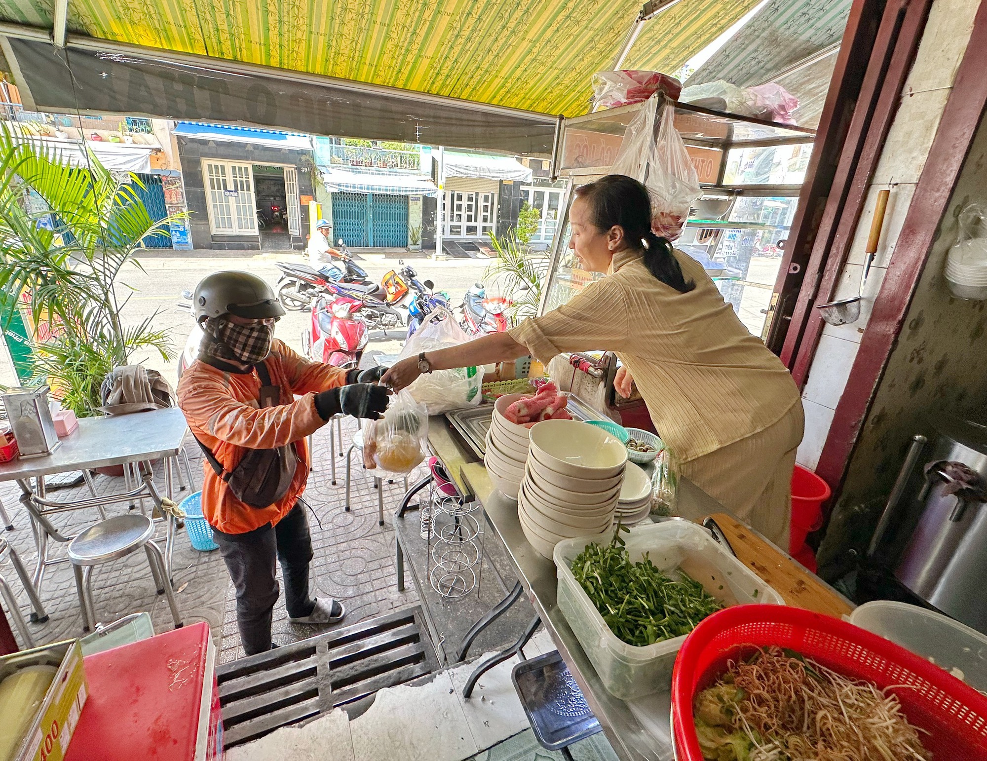 Quán bánh canh cá lóc O Thanh ở TP.HCM từ ngày dời mặt bằng, giờ ra sao? - Ảnh 3.