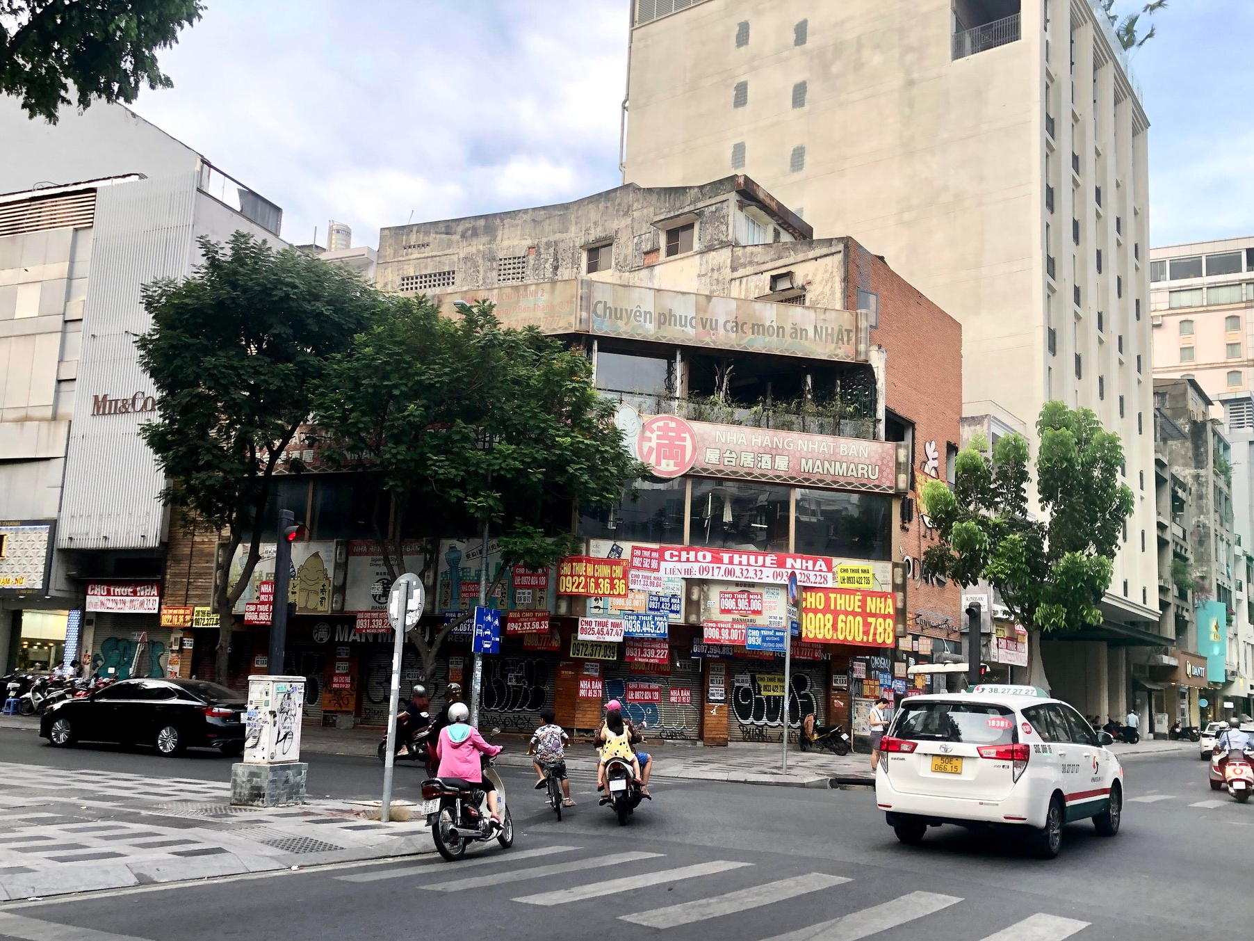 Ế khách, nhiều mặt bằng 'hot' trung tâm Sài Gòn treo bảng cho thuê - Ảnh 1.