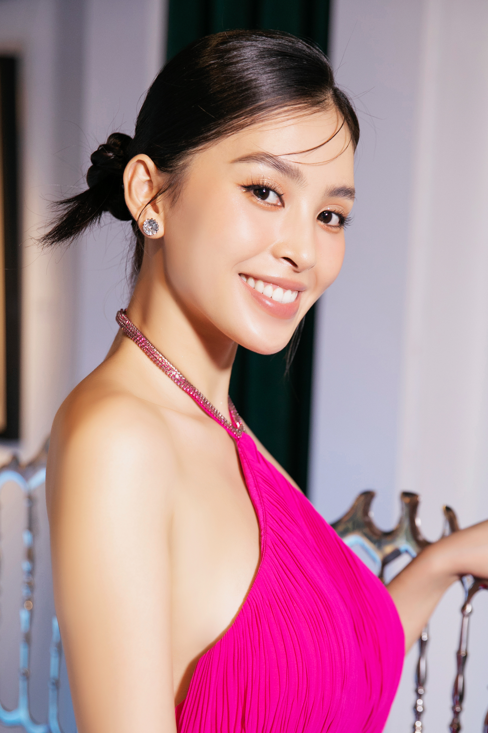 Tiểu Vy gợi cảm với váy hở lưng, xác nhận làm giám khảo Miss World Vietnam 2023  - Ảnh 1.