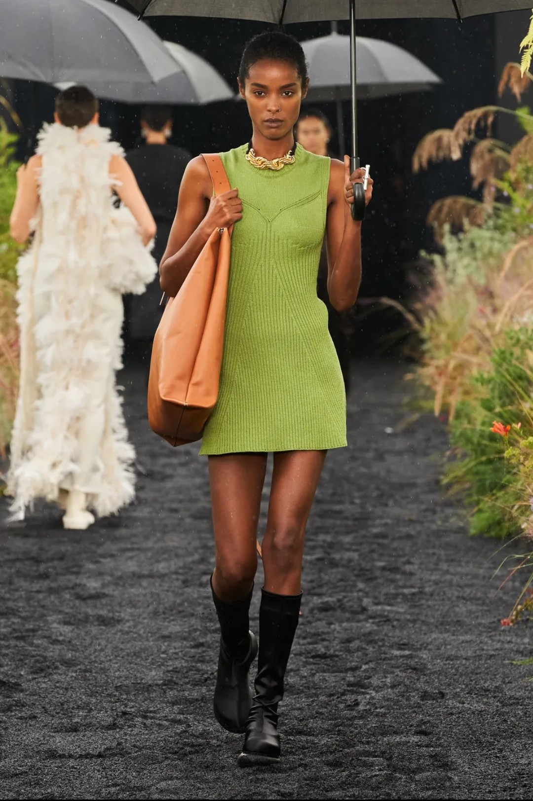 Big size bags appear both on the catwalk and in the street style of