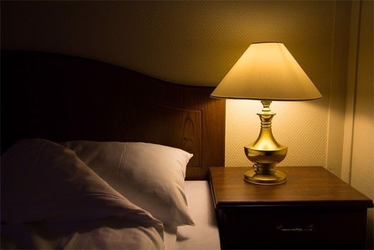 Nghiên cứu mới lý giải: Ngủ tắt đèn hay bật đèn tốt cho tuổi thọ hơn? - Ảnh 2.
