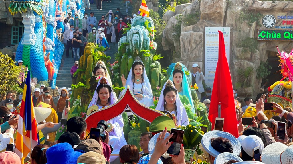 Hàng vạn người dân, du khách chiêm bái lễ hóa trang rước Quán Thế Âm - Ảnh 1.
