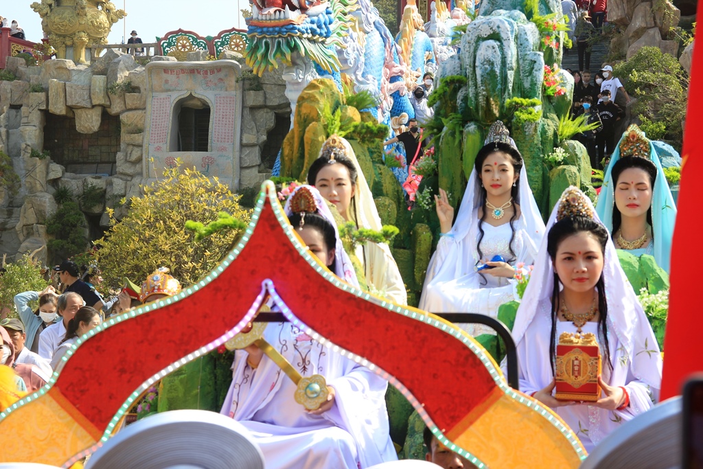 Hàng vạn người dân, du khách chiêm bái lễ hóa trang rước Quán Thế Âm - Ảnh 10.