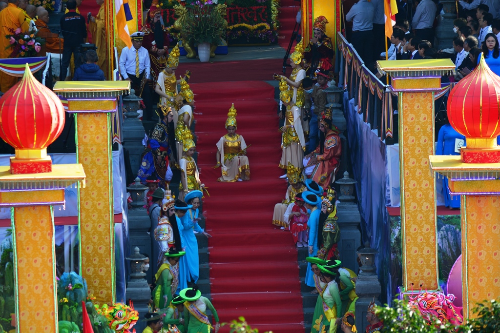 Hàng vạn người dân, du khách chiêm bái lễ hóa trang rước Quán Thế Âm - Ảnh 6.