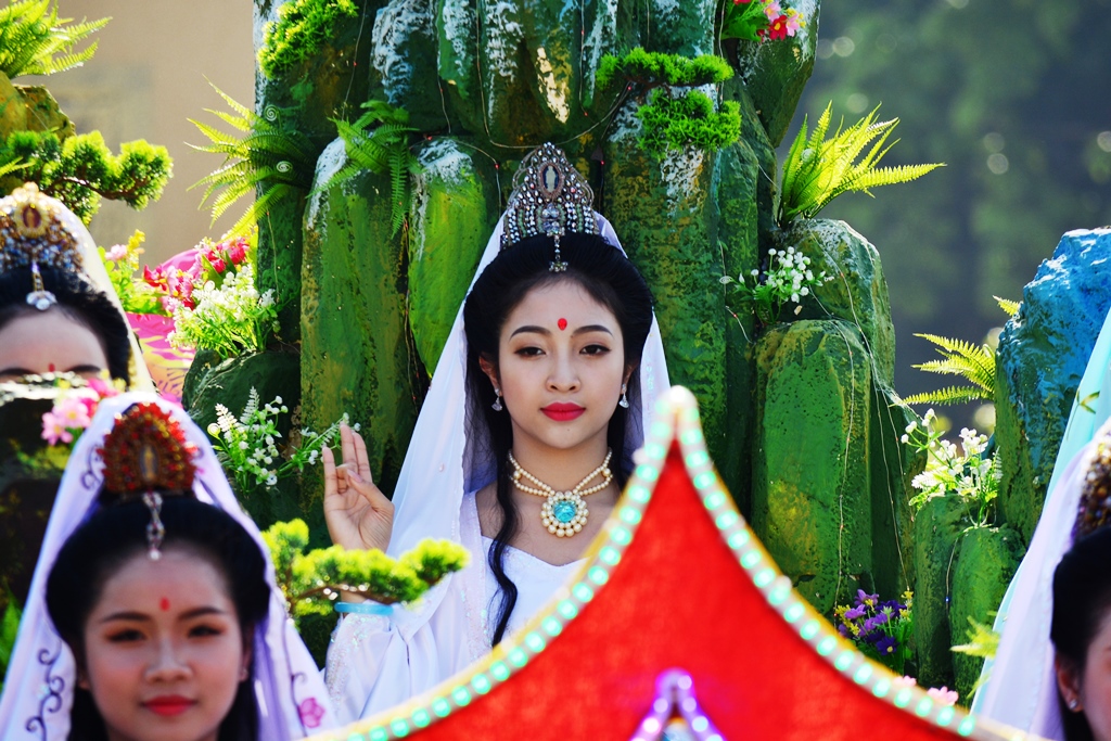 Hàng vạn người dân, du khách chiêm bái lễ hóa trang rước Quán Thế Âm - Ảnh 4.