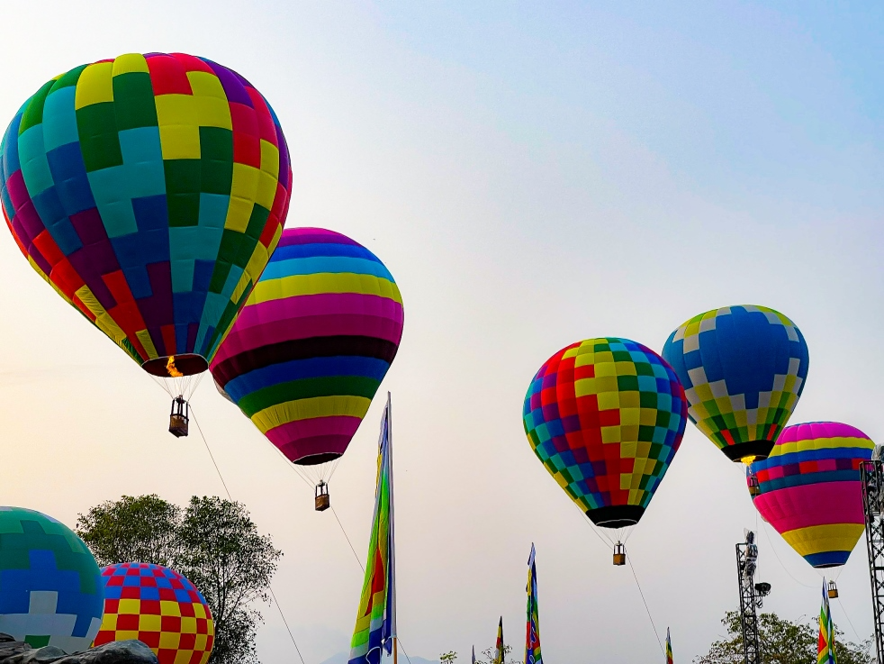 Trình diễn khinh khí cầu ở lễ hội Quán Thế Âm Ngũ Hành Sơn Đà Nẵng 2023 - Ảnh 1.
