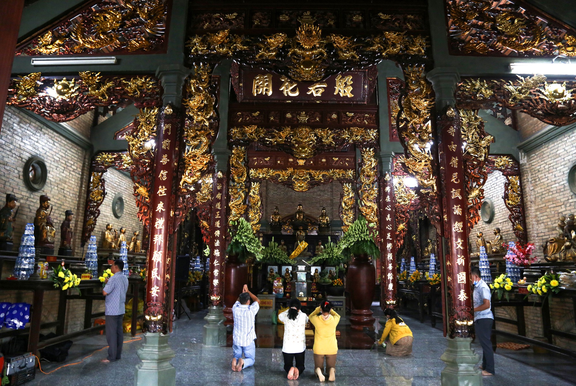 Đi lễ Phật ở ngôi chùa trăm năm tuổi ở Tây Ninh - Ảnh 4.