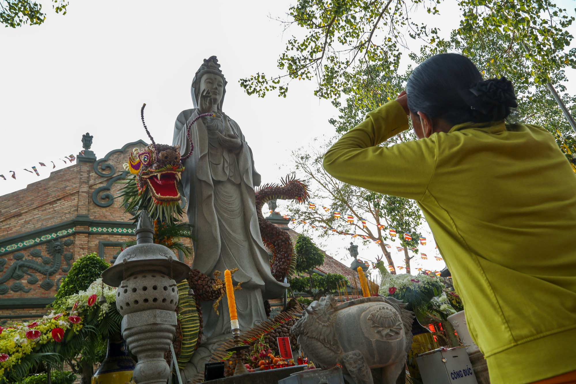 Đi lễ Phật ở ngôi chùa trăm năm tuổi ở Tây Ninh - Ảnh 8.