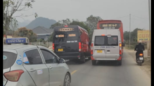 Khởi tố 2 lái xe Hoàng Phương chèn ép xe khách trên đường Hồ Chí Minh - Ảnh 1.