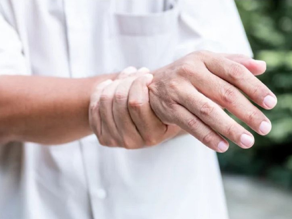 Tổn thương dây thần kinh ở bệnh nhân tiểu đường có thể gây tê ngứa bàn tay, bàn chân