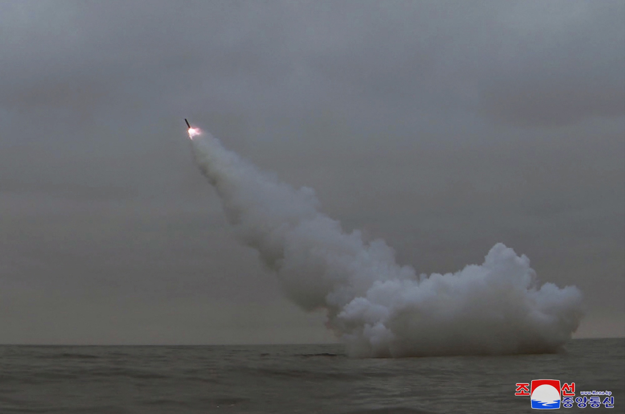 Triều Tiên phóng tên lửa từ tàu ngầm, quân đội Hàn Quốc có động thái - Ảnh 1.