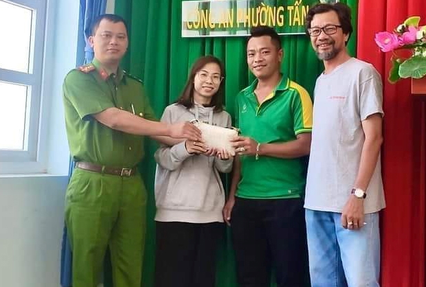 Ninh Thuận: Nhân viên nhà hàng nhặt được 1.000 USD trả lại cho người mất - Ảnh 1.