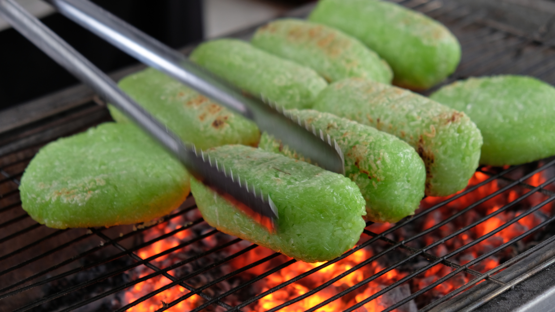Bánh nếp nướng ăn kèm cốt dừa lá dứa xanh nõn siêu ngon tại Chợ Lớn- Ảnh 3.
