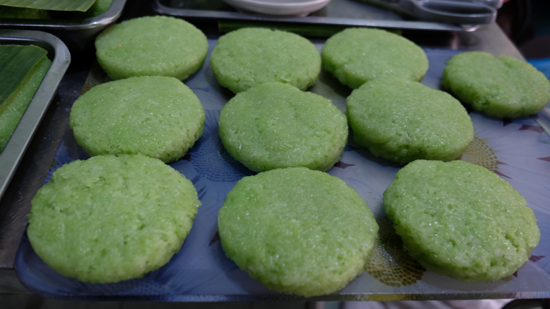 Bánh nếp nướng ăn kèm cốt dừa lá dứa xanh nõn siêu ngon tại Chợ Lớn- Ảnh 2.