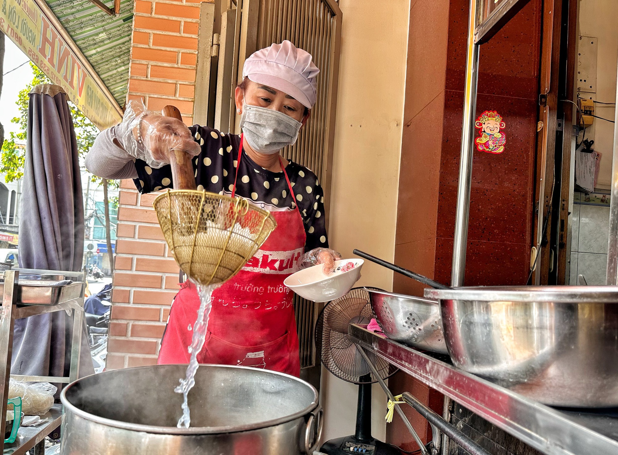 Quán hủ tiếu hồ 60 năm ‘hớp hồn’ thực khách: Việt kiều về nước là ghé ăn - Ảnh 3.