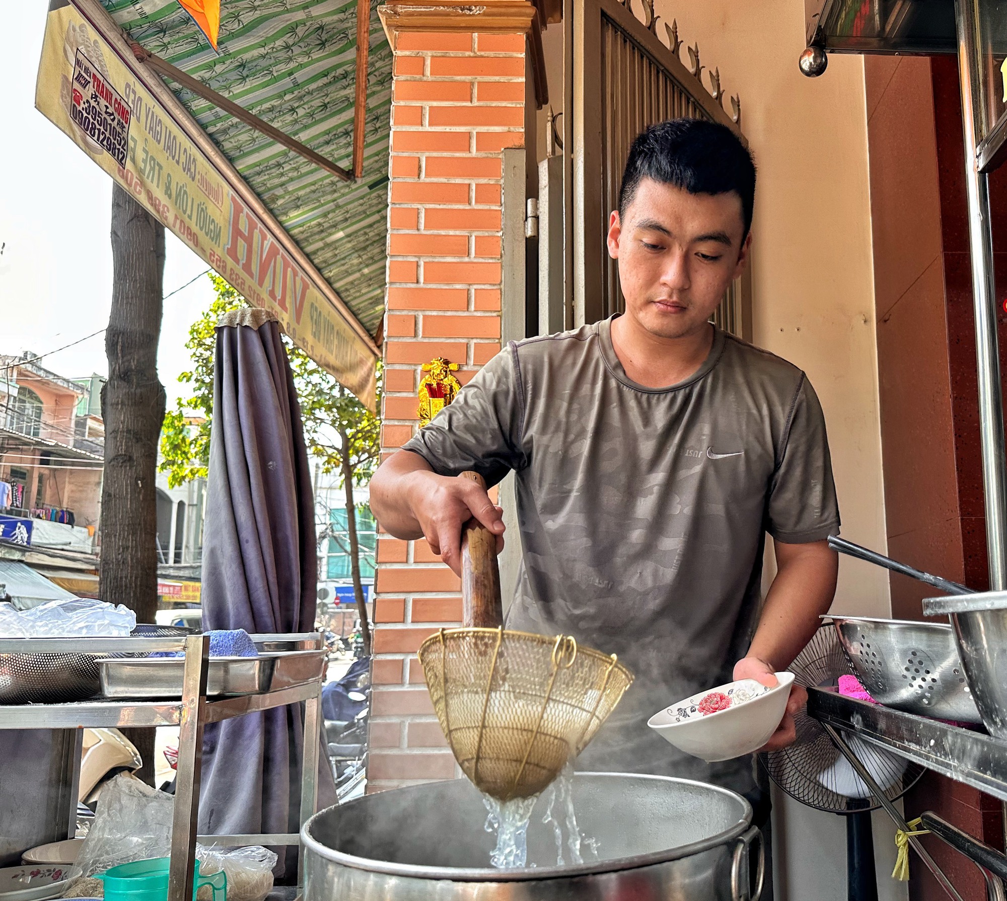 Quán hủ tiếu hồ 60 năm ‘hớp hồn’ thực khách: Việt kiều về nước là ghé ăn - Ảnh 5.