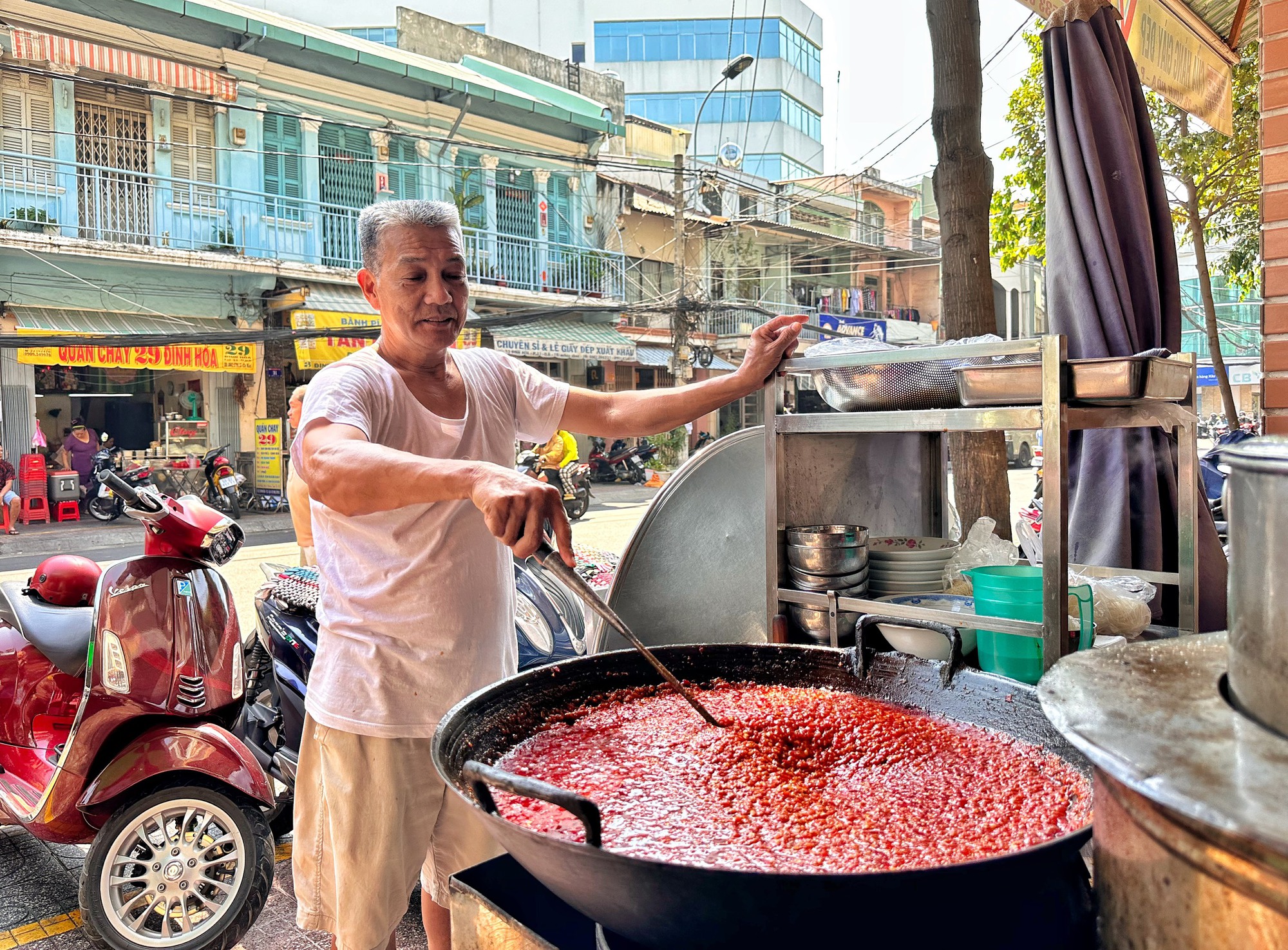 Quán hủ tiếu hồ 60 năm ‘hớp hồn’ thực khách: Việt kiều về nước là ghé ăn - Ảnh 2.