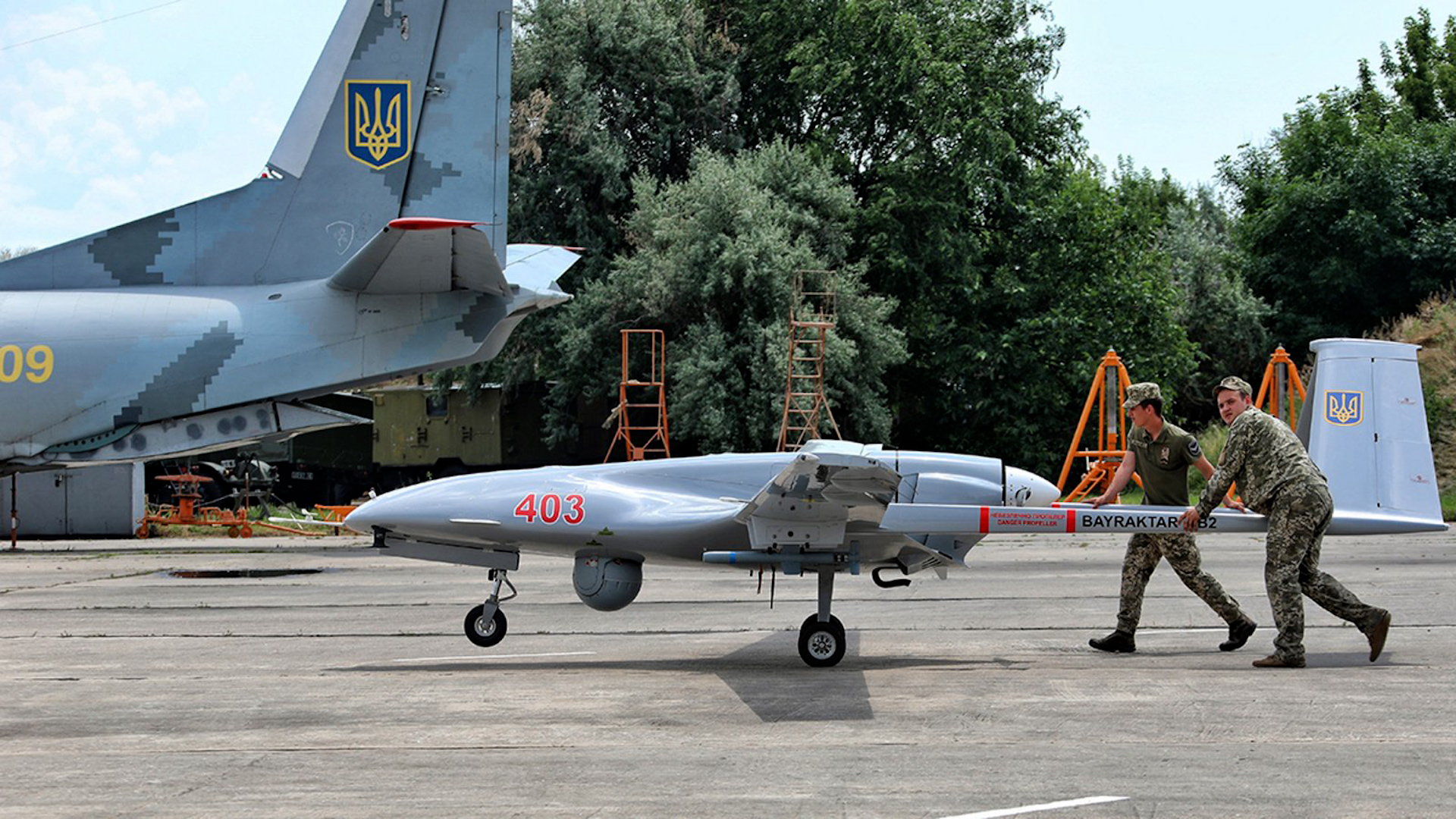 Ukraine chi thêm 13,5 tỉ USD trả lương quân đội và mua UAV - Ảnh 1.