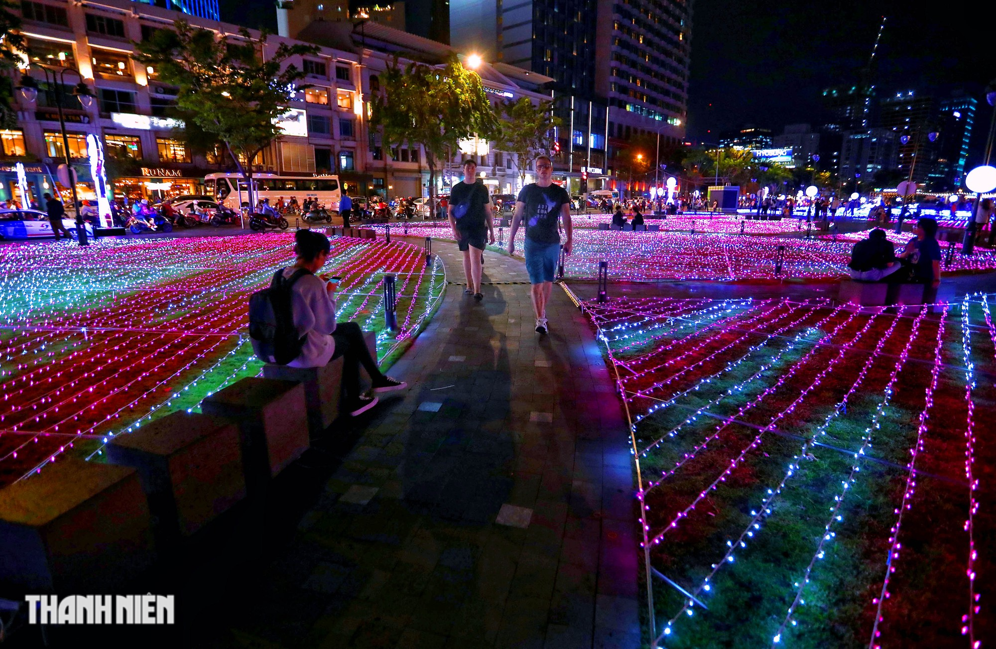 Bến Bạch Đằng huyền ảo khác lạ bởi 500.000 đèn LED - Ảnh 2.