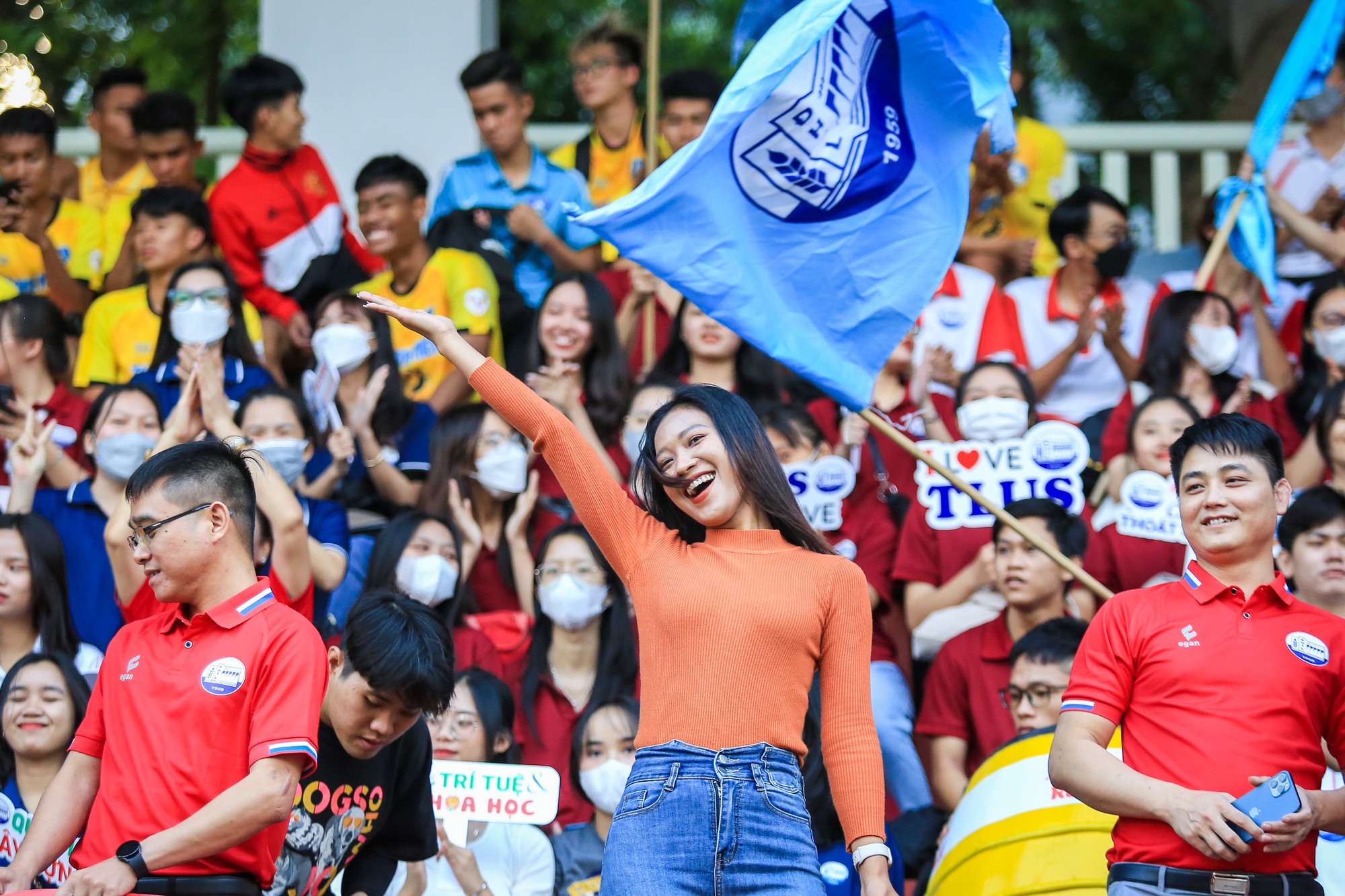 Cô gái xinh đẹp cổ vũ bóng đá, hóa ra chính là hoa khôi trường đại học! - Ảnh 1.