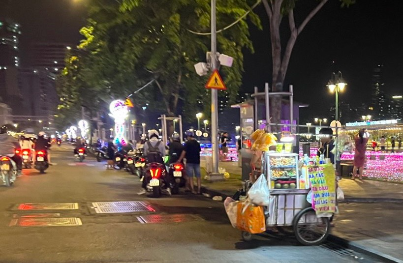 Hàng rong hỗn loạn ngay trung tâm TP.HCM: Lãnh đạo P.Bến Nghé phải chịu ...