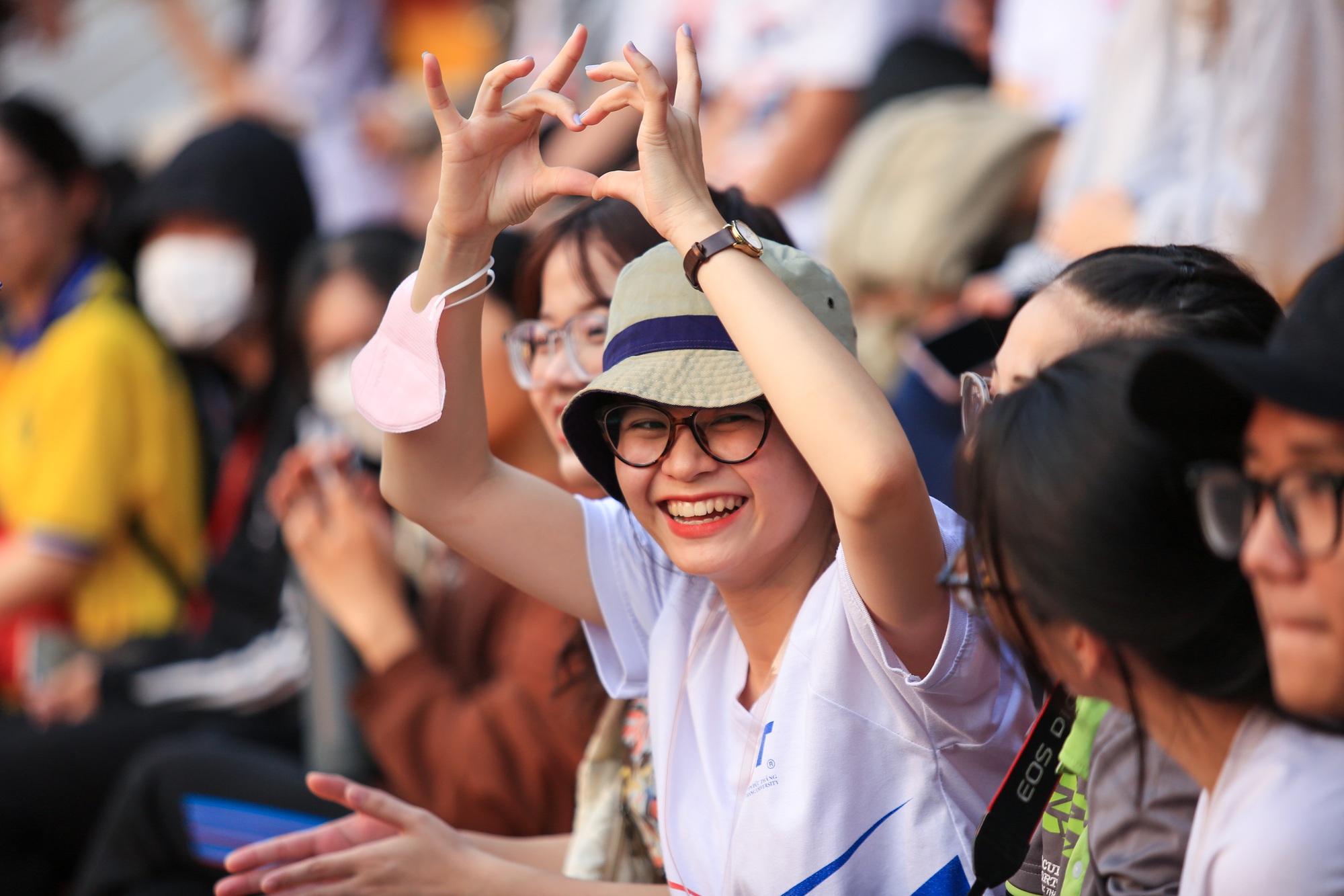 Nữ CĐV sinh viên duyên dáng trên các khán đài giải Thanh Niên Sinh viên Việt Nam - Ảnh 6.