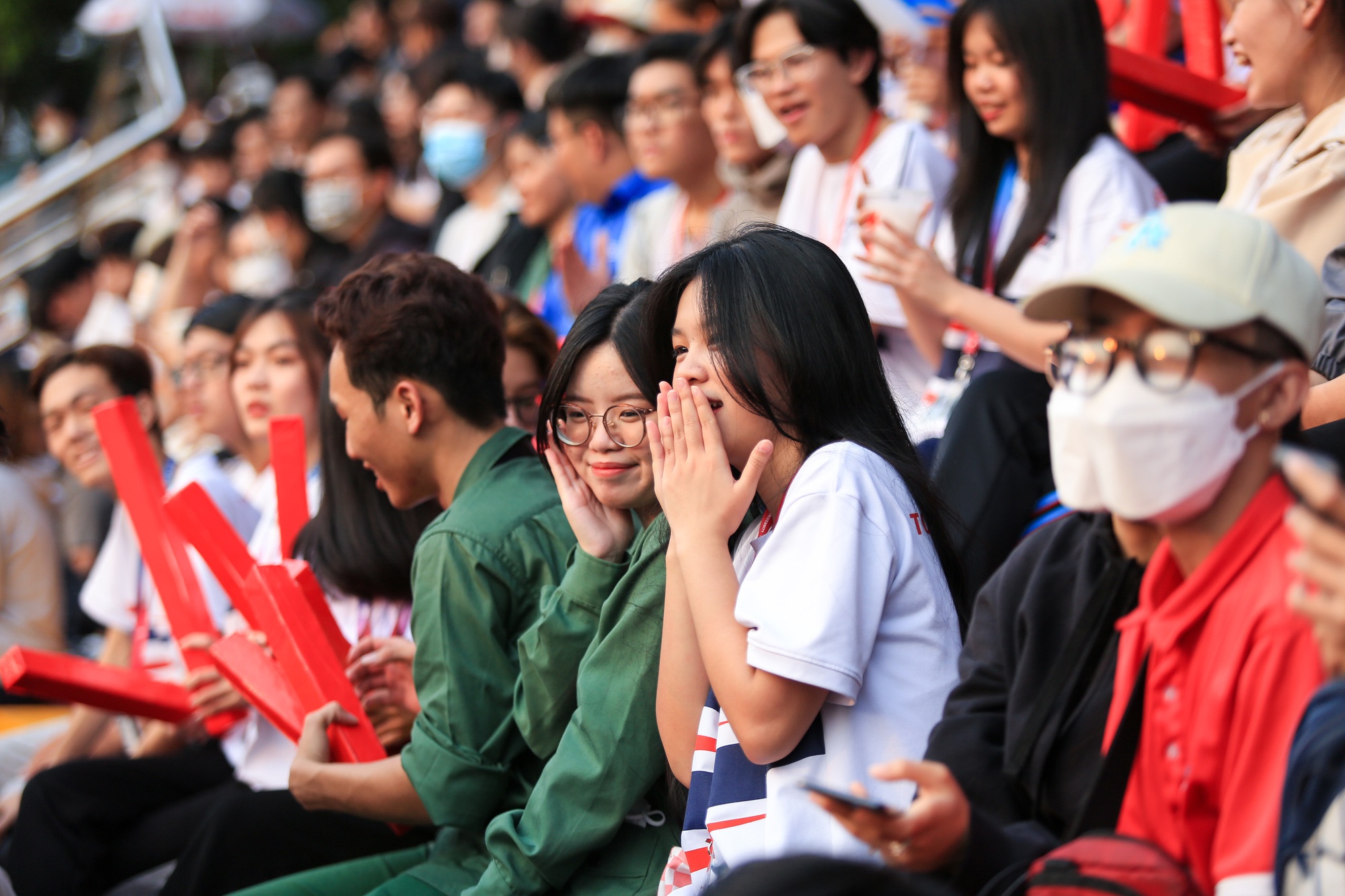 Nữ CĐV sinh viên duyên dáng trên các khán đài giải Thanh Niên Sinh viên Việt Nam - Ảnh 9.
