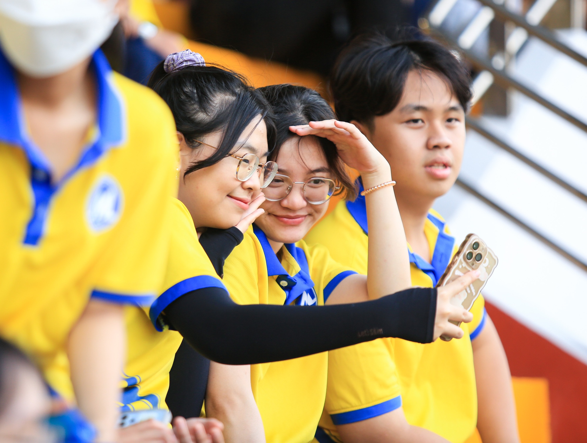Nữ CĐV sinh viên duyên dáng trên các khán đài giải Thanh Niên Sinh viên Việt Nam - Ảnh 2.