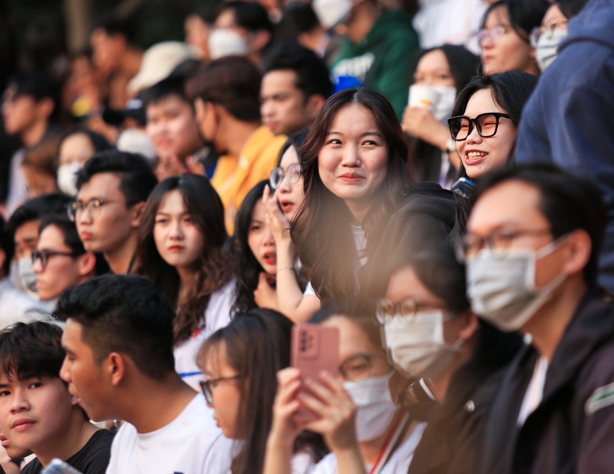 Nữ CĐV sinh viên duyên dáng trên các khán đài giải Thanh Niên Sinh viên Việt Nam - Ảnh 11.